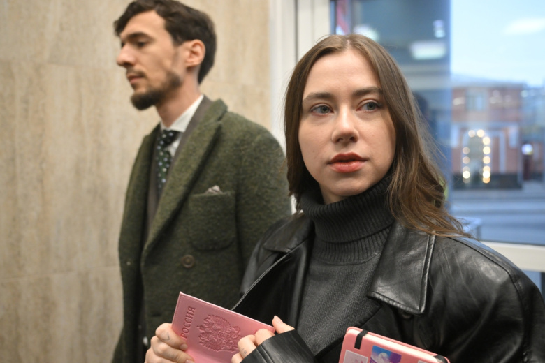 Блогер Александра Митрошина перед началом заседания в Тверском районном суде в Москве