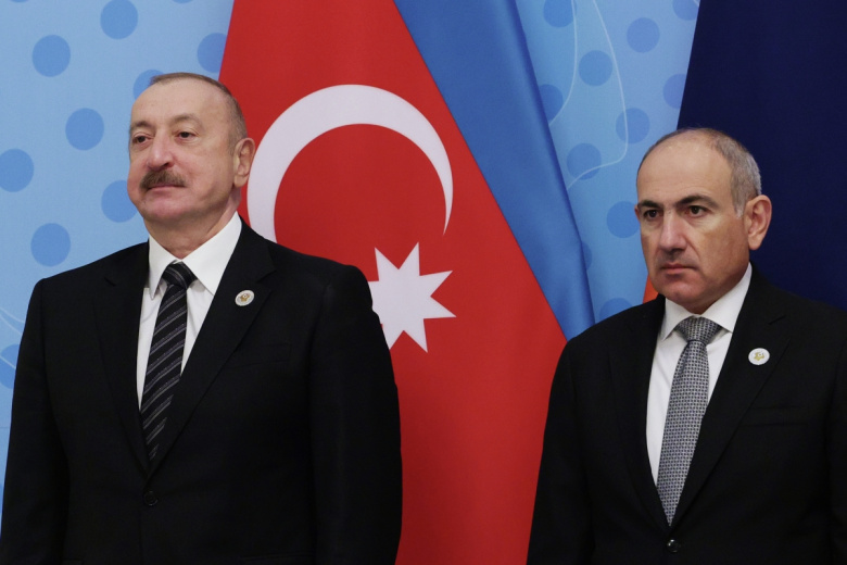 Президент Азербайджана Ильхам Алиев (слева) и премьер-министр Армении Никол Пашинян