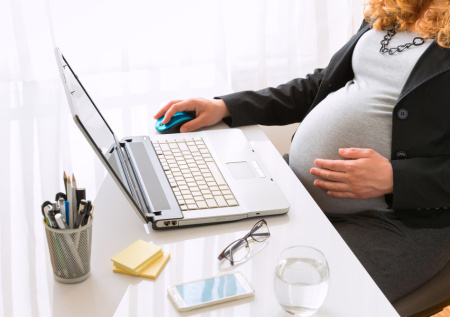 Полсотни слушательниц подкаста о домашних родах лишились жизни и детей