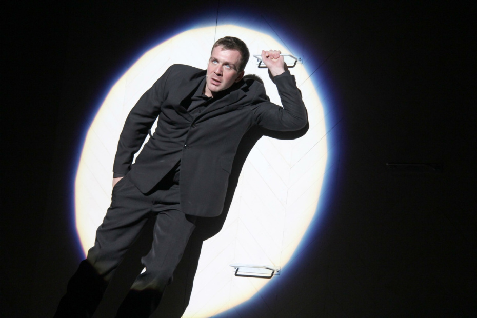 Антон Васильев в спектакле «Зойкина квартира»