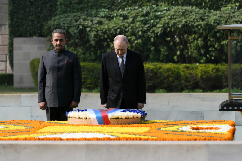 Владимир Путин во время посещения мемориала Махатмы Ганди в Индии