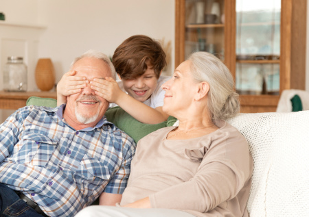 Юрист объяснила, имеют ли бабушки и дедушки отдельный правовой статус