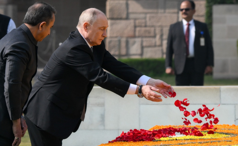 Президент РФ Владимир Путин посещает мемориал Махатмы Ганди в комплексе «Раджгхат»