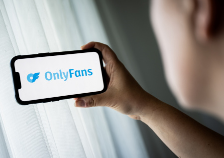 Откровенные фото и видео украинского прокурора засветились на OnlyFans