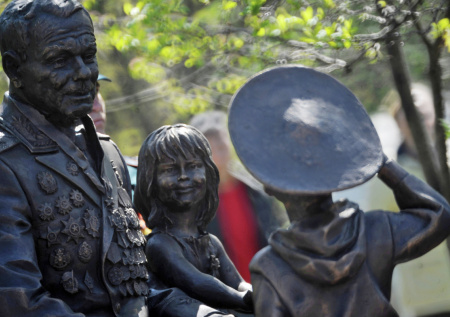 Боец поп-ММА снял на камеру тренировку с памятником ветеранам МЧС в Москве