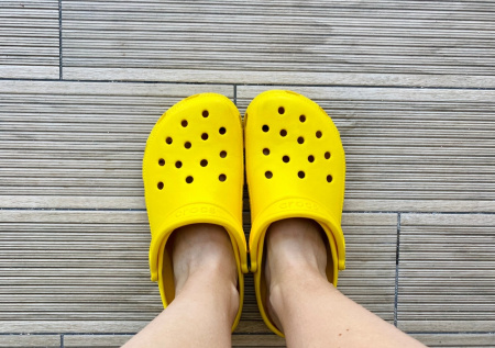 «Купил обувь у прохожего»: кроксы на ногах бизнесмена обернулись штрафом