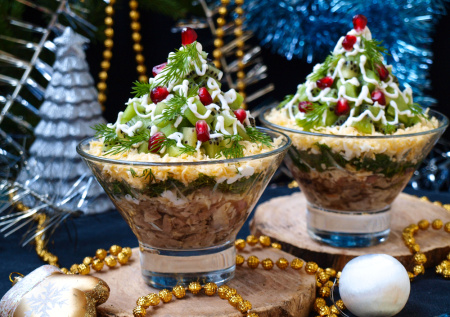 Необычный салат-елочка в порционных креманках: вкуснятина с печенью трески и картошкой