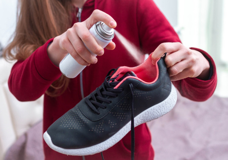 Как убрать запах в обуви: ищем способы избежать неловких ситуаций в гостях