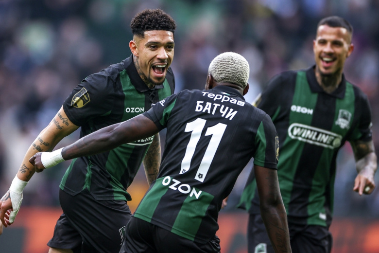 Дуглас Аугусто (Краснодар) и Батчи (Краснодар) радуются забитому мячу