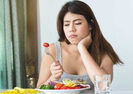 Реабилитолог ответила, чем опасны новогодние экспресс-диеты