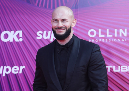 «Мой маленький!»: поцелуй Джигана с резвящимся Педро попал на видео