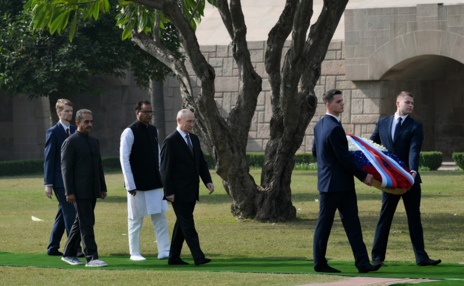 Президент РФ Владимир Путин посещает мемориал Махатмы Ганди в комплексе «Раджгхат»