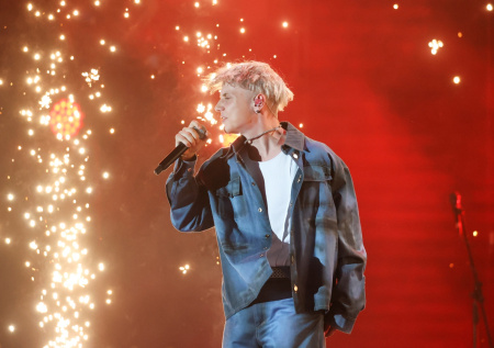 «Будет на коне»: продюсер объяснил феномен Вани Дмитриенко