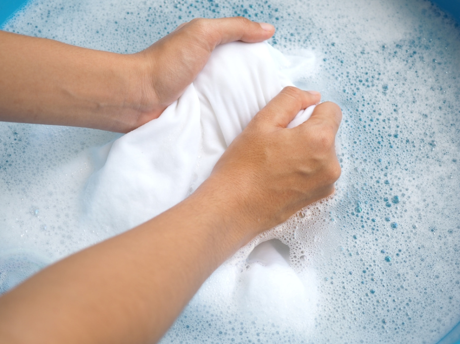 Как отстирать кровь с одежды: удаляем въедливые пятна даже с белых вещей