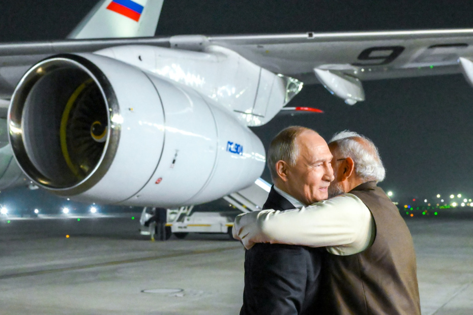 Владимир Путин и премьер-министр Индии Нарендра Моди (слева направо) во время прибытия на авиабазу ВВС Индии Палам