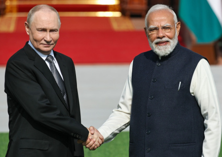 Ушаков назвал одну из главных тем в беседе Путина и Моди