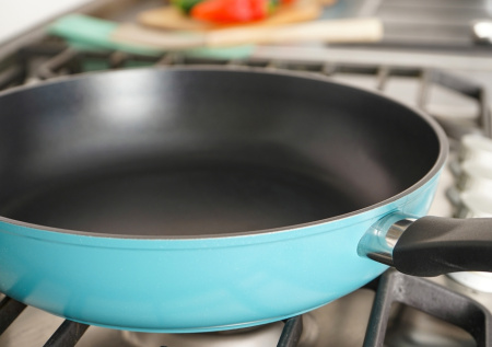 Спасение для старой сковороды: простой домашний метод, который возвращает утвари вид почти без усилий