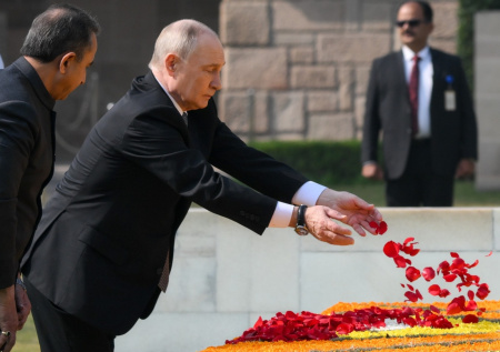 Путин оставил запись в книге почета у мемориала Махатмы Ганди