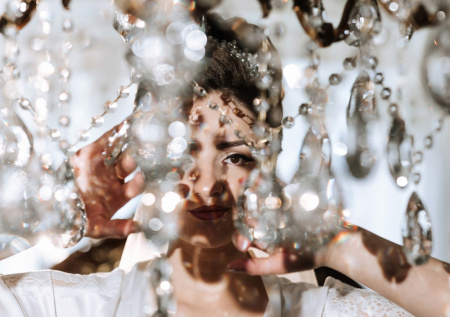 Люстра с новогодними декорациями в салоне чуть не стала причиной трагедии