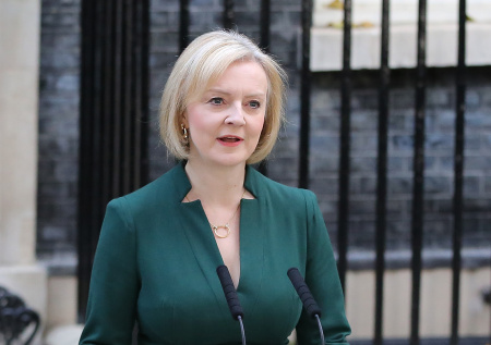 Лиз Трасс решила бороться с «глубинным государством» с помощью шоу