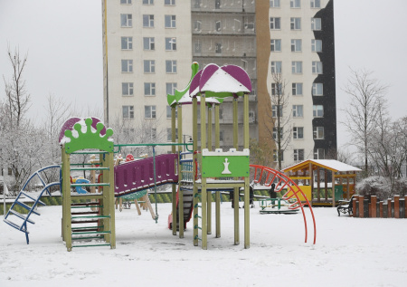 Чиновник хотел нажиться на детских площадках и попал под арест