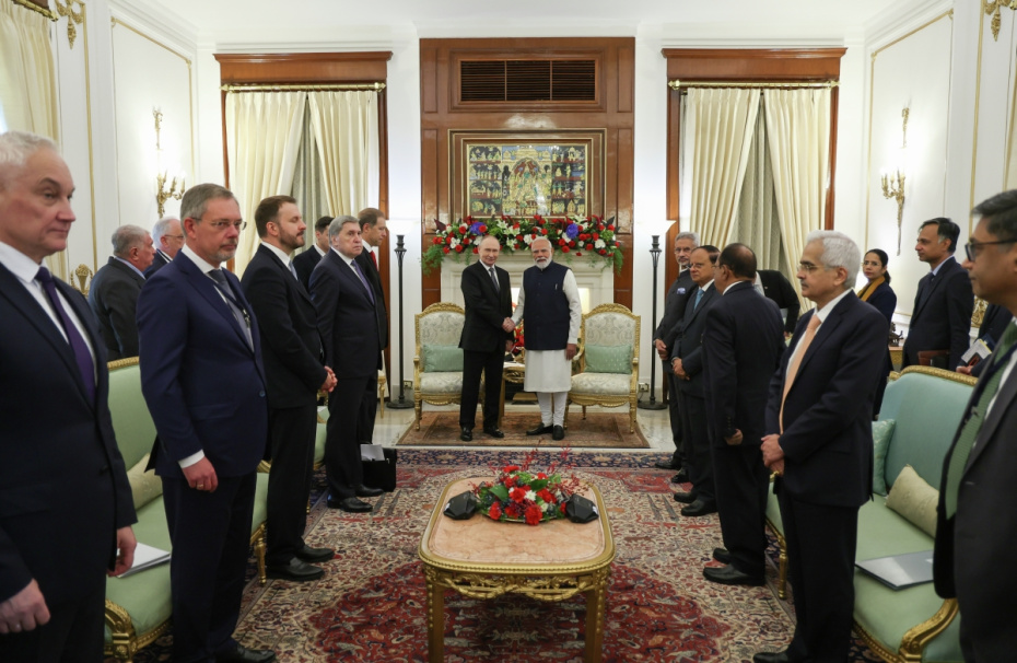 Президент РФ Владимир Путин и премьер-министр Индии Нарендра Моди во время встречи в Нью-Дели. Слева направо: министр обороны РФ Андрей Белоусов, посол России в Индии Денис Алипов, Максим Орешкин, Юрий Ушаков, Денис Мантуров