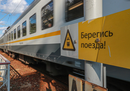 Мигрант погиб под колесами электрички в Ленобласти