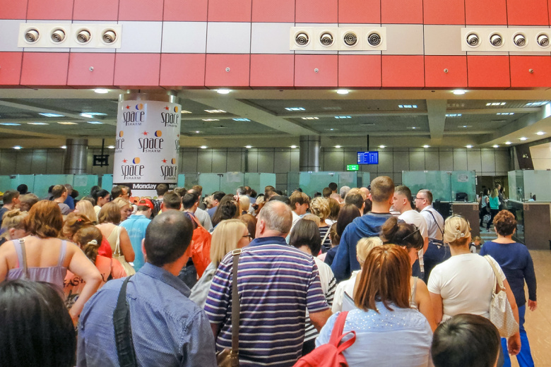 Туристы в аэропорту Шарм-эш-Шейха