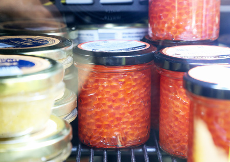 Россиянам рассказали, как выбрать хорошую красную икру