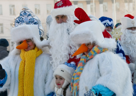 На улицах Тюмени собрались 1300 Дедов Морозов
