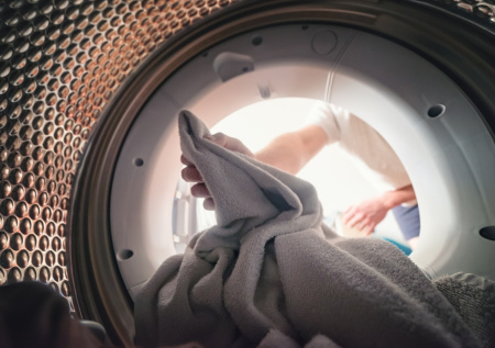 Быстрый способ вернуть свежесть стиральной машине: простой ритуал для чистоты дома и экономии средств