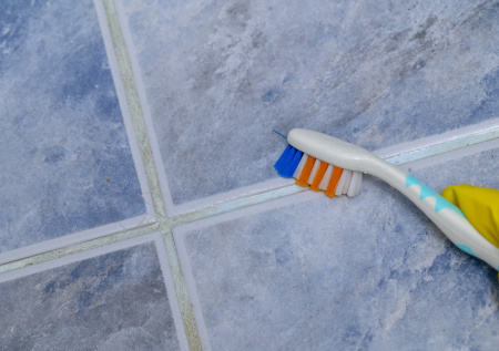 Белоснежные межплиточные швы без химии и затрат: простой домашний способ, который работает даже против застарелой плесени