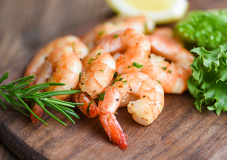 Что приготовить, когда хочется легкого, но сытного? Топ-8 салатов с креветками!