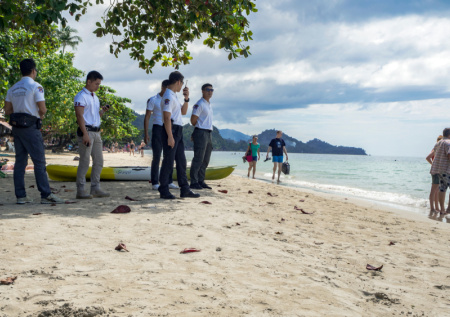 Эскортницы загнобили москвичей на пляже в Таиланде