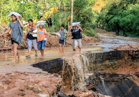 Катастрофа в Индонезии оставила без крова более миллиона человек