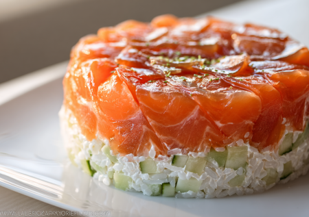 Закусочный торт «Филадельфия»: эффектная замена роллам на праздничном столе