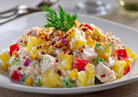 Блюдо на старый Новый год: салат с ананасом и курицей на скорую руку