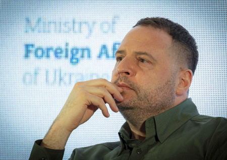 Ермака заподозрили в подготовке бегства за рубеж