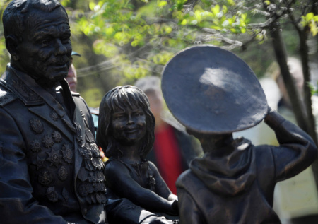 Боец MMA устроил спарринг с памятником и попал под уголовку: что за скандал