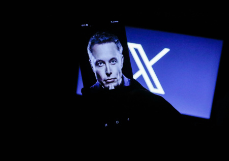 Еврокомиссия оштрафовала соцсеть Маска за синие галочки