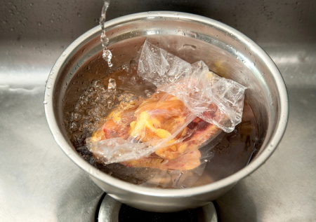 Быстрая разморозка без микроволновки и кипятка: простой сахарный трюк, который спасает ужин, когда времени совсем нет