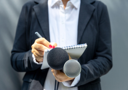 «Чтобы фарш был»: журналистку уволили после скандального видео о самолете