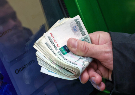 Россиянам назвали сумму, которую нужно всегда иметь в наличных