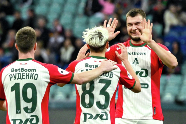 Александр Руденко («Локомотив»), автор гола Алексей Батраков («Локомотив») и Николай Комличенко («Локомотив») радуются забитому мячу в матче 18-го тура российской Премьер-лиги (РПЛ) в Сочи