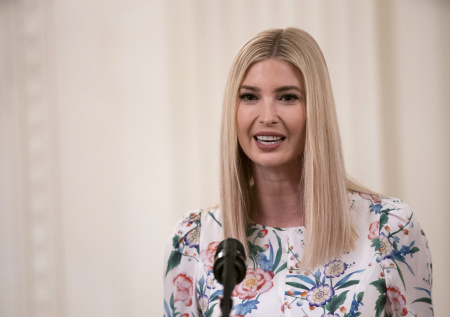 Названы причины исчезновения влиятельного советника Трампа