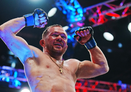 Пояс UFC снова в России: кадры легендарной схватки Яна и Двалишвили