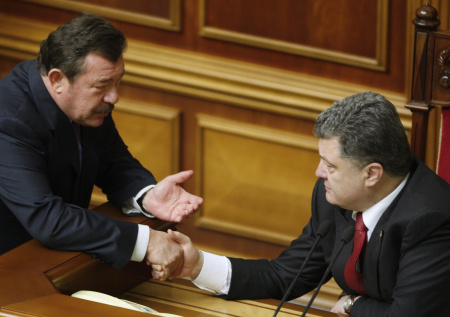 Советник Януковича оскандалился на награждении солдат