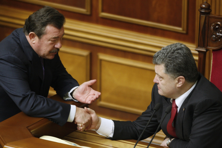 Экс-министр обороны Украины Александр Кузьмук и президент Украины Петр Порошенко (слева направо) на заседании Верховной рады, 2014 год