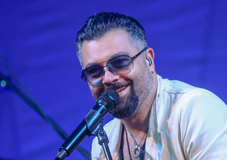 «Верю чуть-чуть»: известный певец признался, что пишет письма Деду Морозу