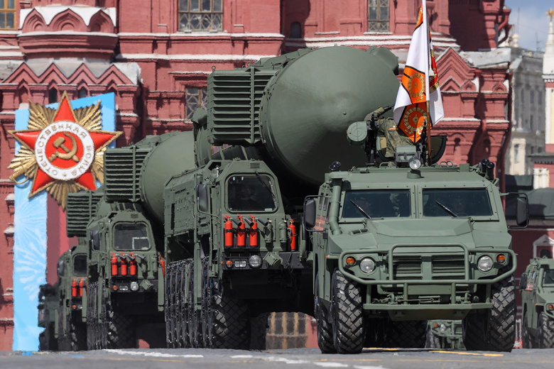 Автономная пусковая установка (АПУ) «Ярс» во время генеральной репетиции парада